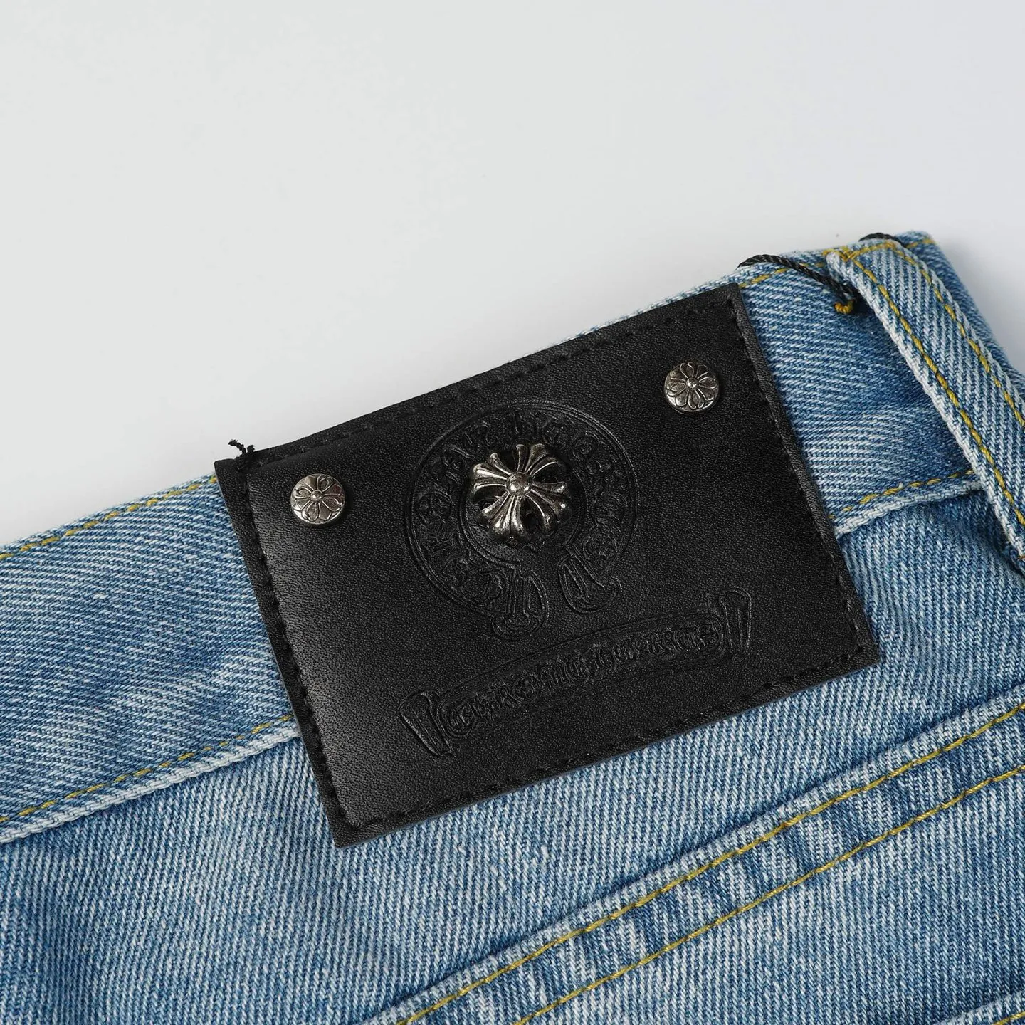 KE955 P280 The only correct leather label version on the market Chrome Hearts CH Dept.Aspen limited edition flared jeans Top ceiling quality 100% correct version The correct version is here!  Believe me this must be the best quality you will ever come across! ! Excellent value for money! !  Styles with different washes and textures are very friendly to people with thin legs and thick legs. The straight version is very flattering to the shape of the legs. The moderate length is timeless and easy to match. It is the basis of various styles and a must-have in the wardrobe! ! Add a little stacking to make the atmosphere easy to control. The fabric is stiff but the upper body is soft without losing texture. The sides and cuffs of some styles have a bone-wash effect. It’s really hard not to love it!  ✅Correctly customize the Croxin metal leather label on the back panel. It is definitely not sold directly with the cross on the finished jeans. 1:1 copying strives for excellence and the details are perfectly grasped. ✅The cross leather label is clear and smooth. Exquisite turning top craftsmanship. ✅Buttons, zippers and hardware are all customized versions of the Croxin LOGO. ✅High-cost washing process. Size: 28 30 32 34 36